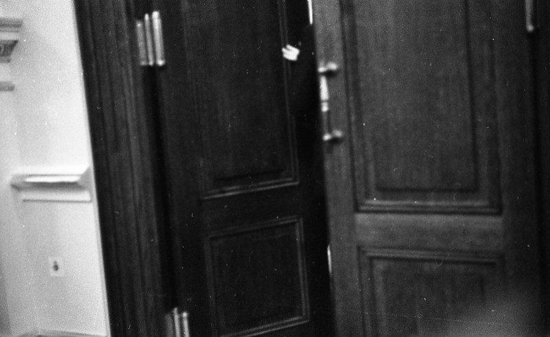 Dagmar Hochová - Dveře do jednacího sálu České národní rady při diskusi o rozpočtu na rok 1992, 18. 12. 1991