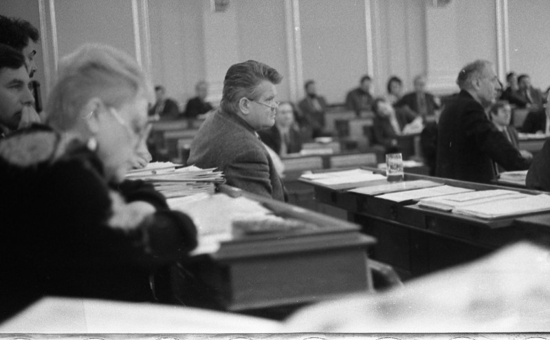 Dagmar Hochová - Poslanec Rudolf Bereza v jednacím sále České národní rady, podzim 1991