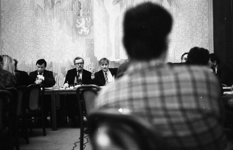 Dagmar Hochová - Ministr zahraničí Jiří Dienstbier na jednání zahraničního výboru České národní rady, 25. 2. 1992