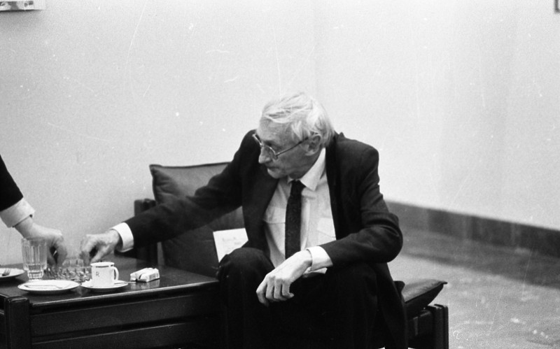 Dagmar Hochová - Poslanec Karel Biňovec v kuloárech České národní rady, květen 1991