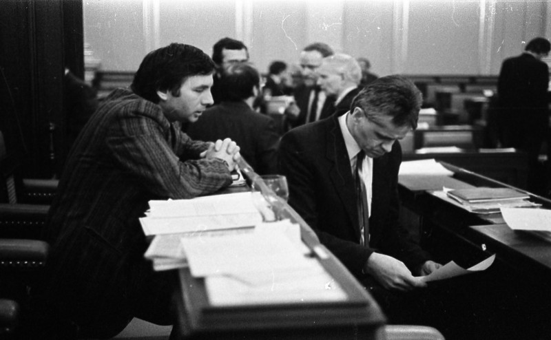 Dagmar Hochová - Poslanci Rudolf Němeček a Karel Ledvinka v jednacím sále České národní rady, únor 1991