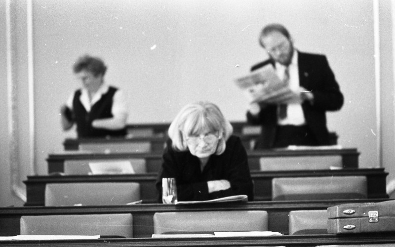 Dagmar Hochová - Poslankyně Eva Kantůrková v jednacím sálu České národní rady, květen 1991