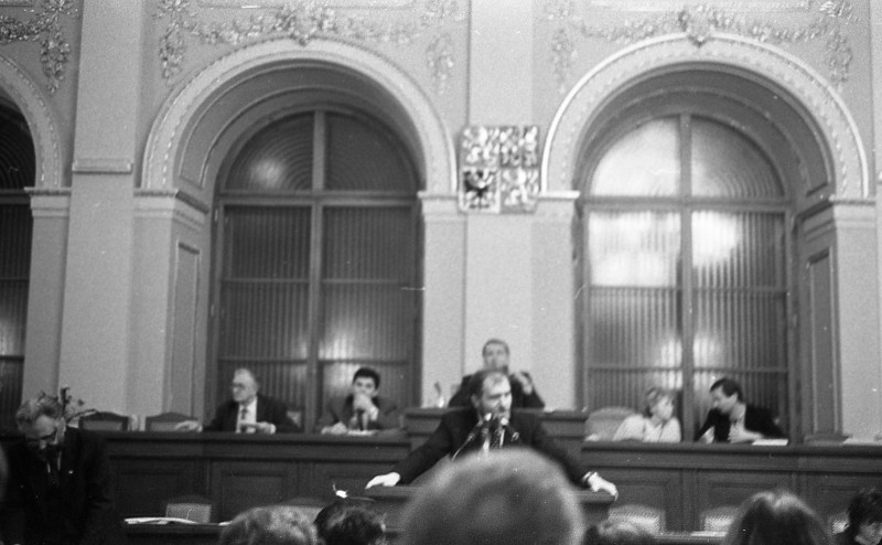Dagmar Hochová - Ministr vnitra Tomáš Sokol při projevu v jednacím sále České národní rady, podzim 1991