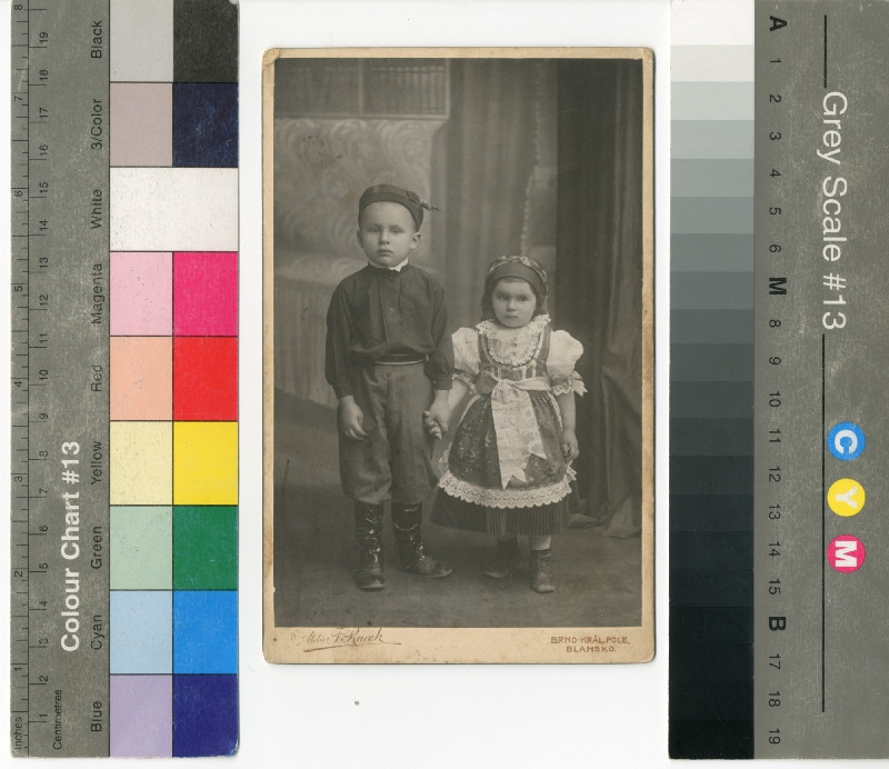 František Racek - Chlapec a děvčátko v krojích, držící se za ruce