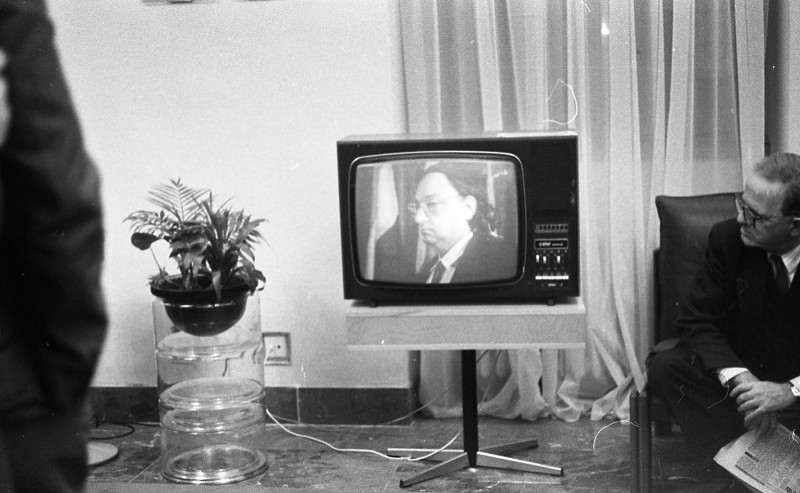 Dagmar Hochová - Sledování televize v kuloárech České národní rady, prosinec 1991