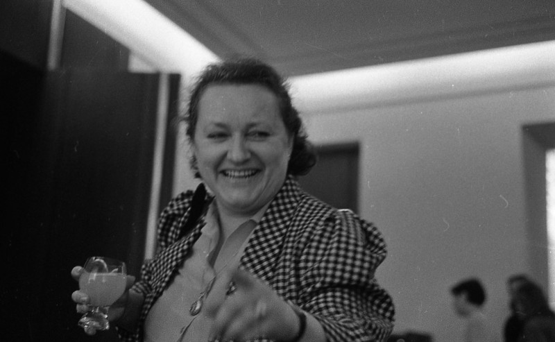 Dagmar Hochová - Poslankyně Milada Mašatová v kuloárech České národní rady, jaro 1991