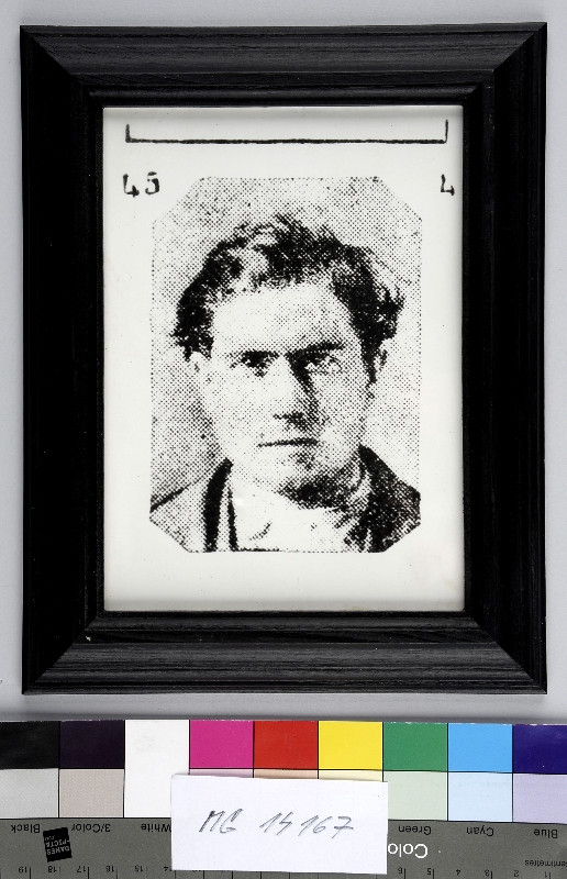 Roman Buxbaum - Rastrovaný portrét mladého muže en face, s bohatými vlasy, nahoře čísla 45,4