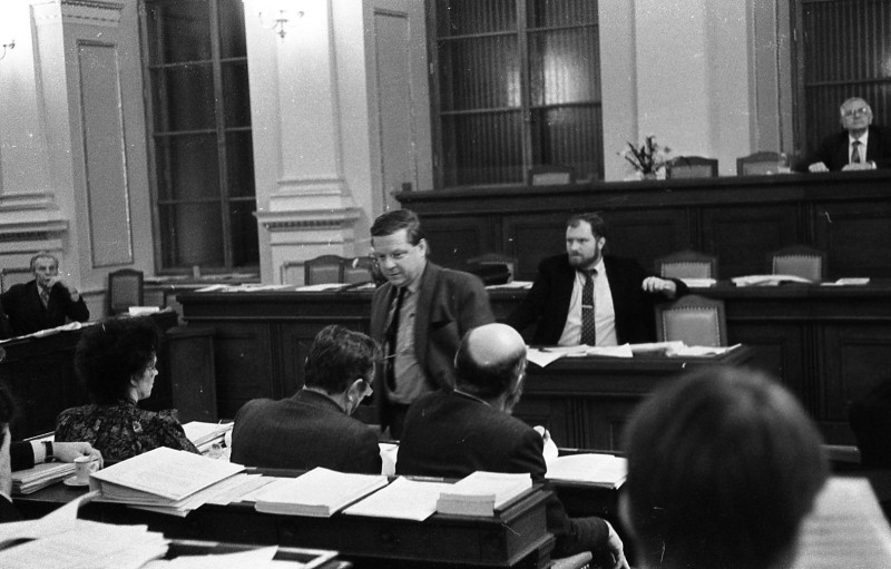 Dagmar Hochová - Poslanec Petr Dudešek v jednacím sále České národní rady, podzim 1991