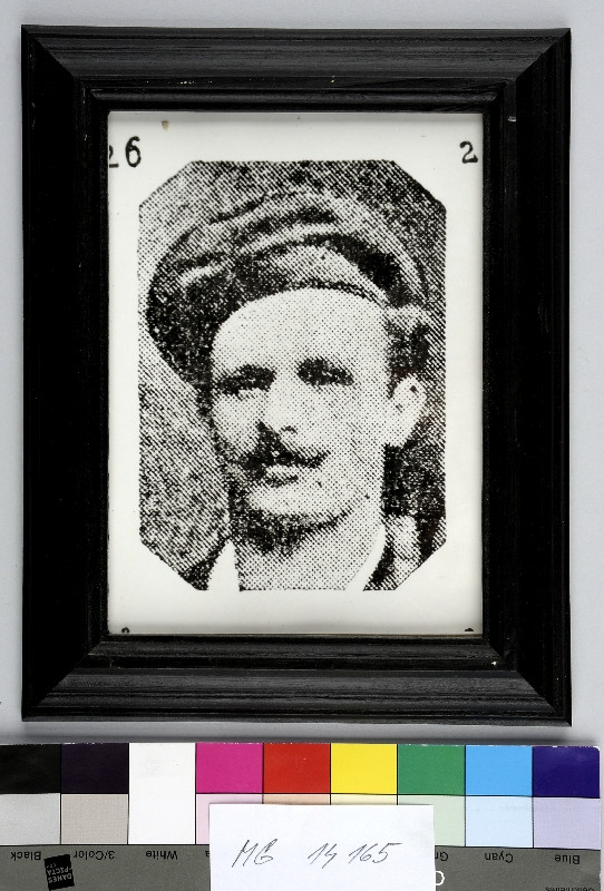 Roman Buxbaum - Rastrovaný portrét mladého muže s knírem a placatou čepicí. Nahoře čísla 26,2