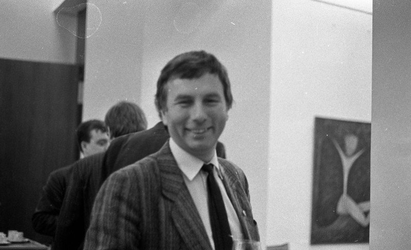 Dagmar Hochová - Poslanec Rudolf Němeček v předsálí České národní rady, jaro 1991