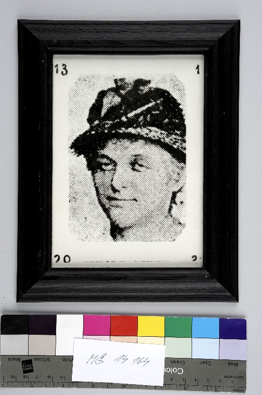 Roman Buxbaum - Rastrovaná hlava mladé ženy v klobouku, v rozích čísla 13,1,20,2