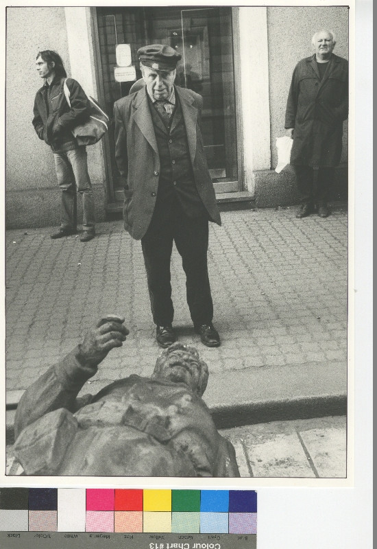 František Dostál - Leden 1990, Hybernská ul. (demontáž soch z Lidového domu )