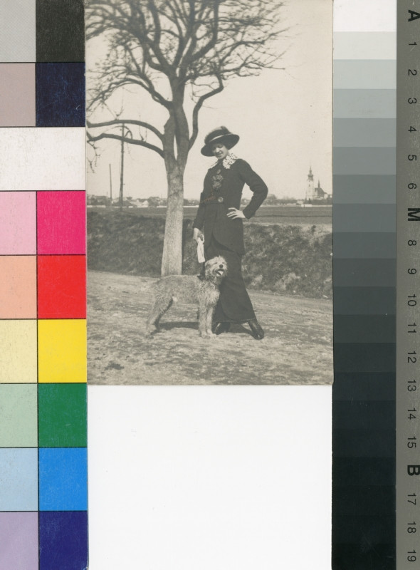 Franz Fiedler - Žena v tmavém kostýmu se psem v krajině, strom, kostel