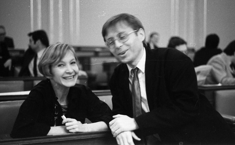 Dagmar Hochová - Poslanci Daniela Kolářová a Petr Pospíšil v jednacím sále České národní rady, únor 1991