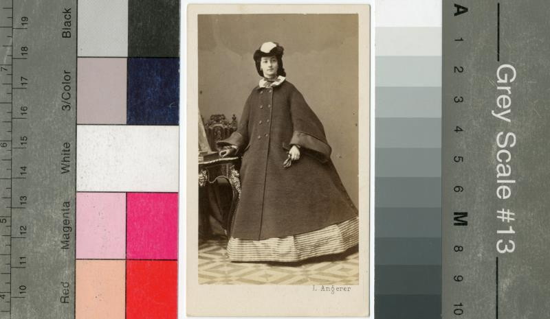 neurčený autor - Podobizna mladé ženy v zimním plášti a v klobouku
