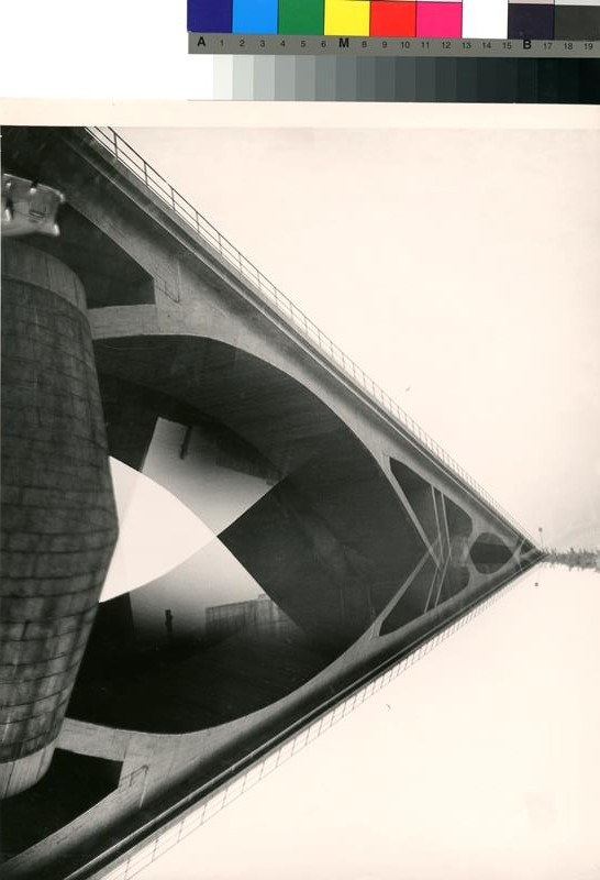 Jaroslav Rössler - Most se stojícím autem a letícím ptákem
