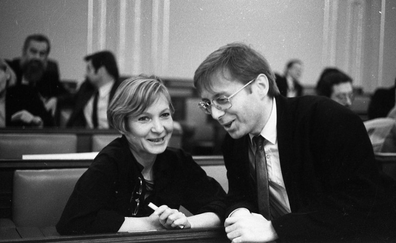 Dagmar Hochová - Poslanci Daniela Kolářová a Petr Pospíšil v jednacím sále České národní rady, únor 1991
