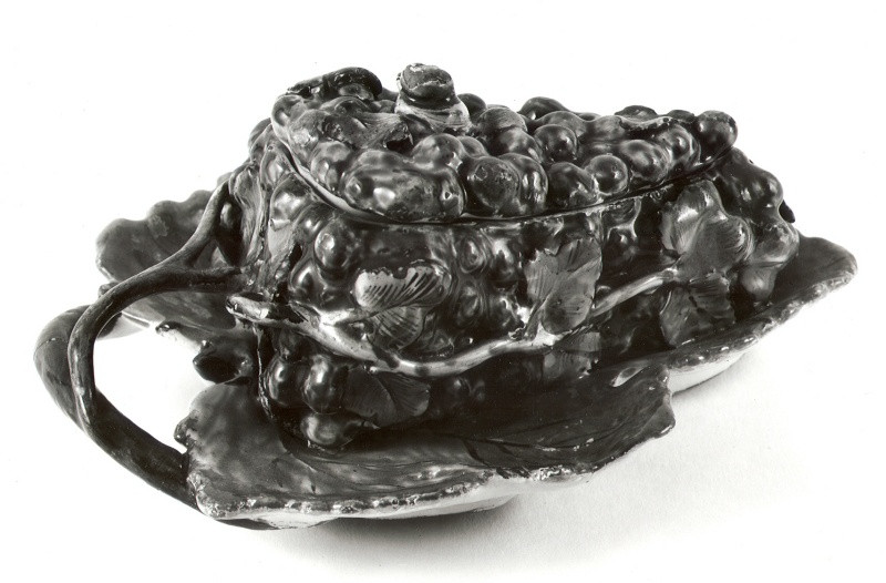 Holitscher Fayencemanufaktur - schránka ve tvaru hroznu