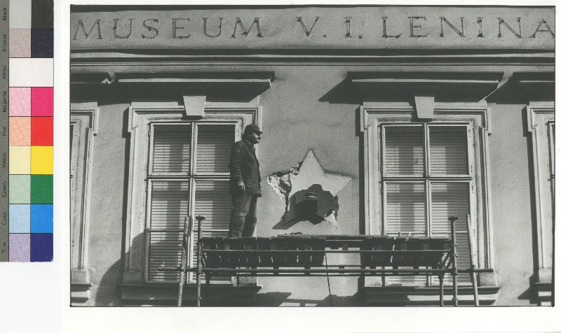 František Dostál - Leden 1990, demontáž soch z Lidového domu v Hybernské ulici v Praze