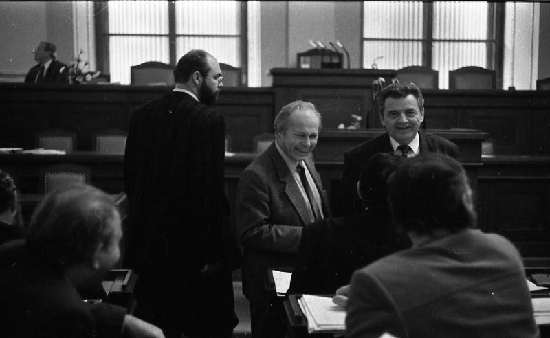 Dagmar Hochová - Ministr práce a sociálních věcí Milan Horálek (vpravo) o přestávce jednání pléna České národní rady, září 1991