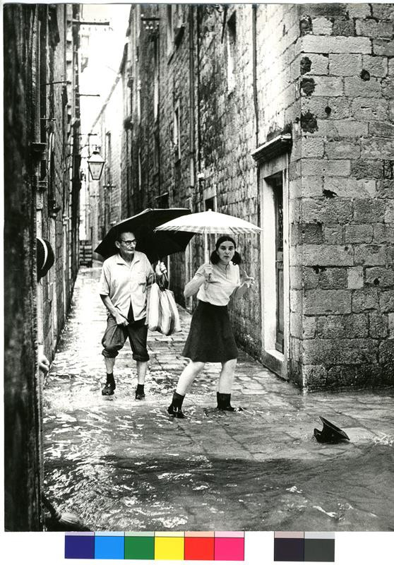Jiří Horák - Žena a muž s deštníky v zaplavené ulici (Po dešti)