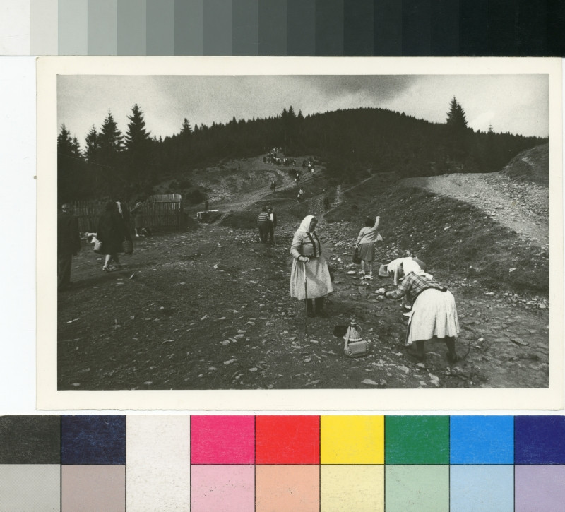 Josef Koudelka - Tři modlící se ženy na trávníku