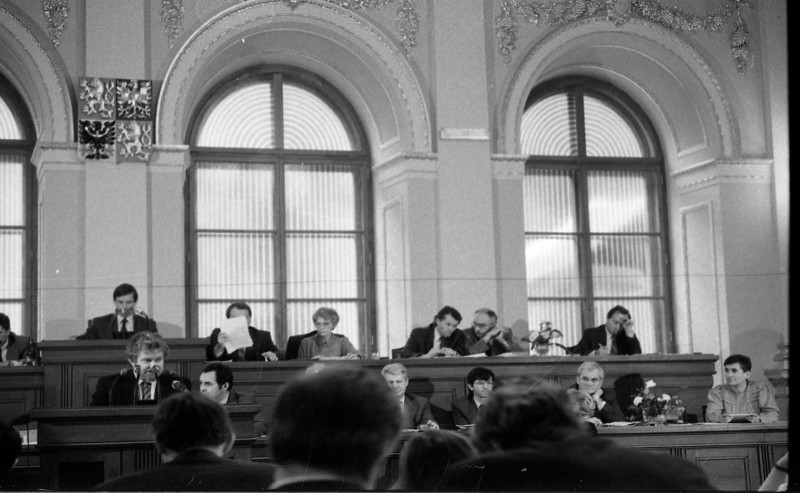 Dagmar Hochová - Předseda české vlády Petr Pithart při projevu v jednacím sále České národní rady, podzim 1991