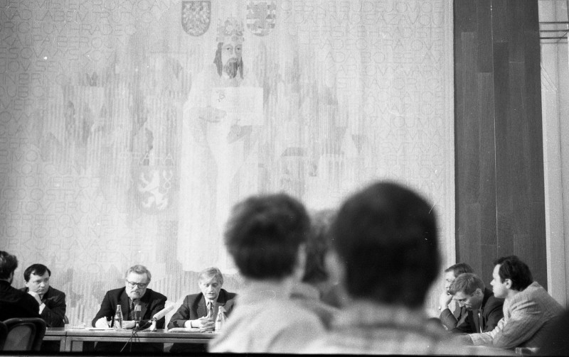 Dagmar Hochová - Ministr zahraničí Jiří Dienstbier na jednání zahraničního výboru České národní rady, 25. 2. 1992