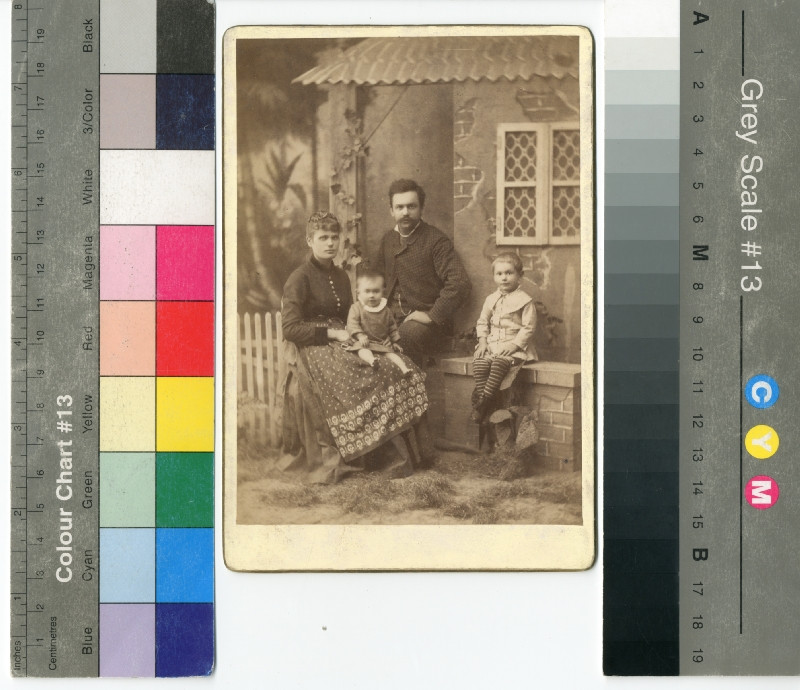 neurčený autor - Rodiče Franze Fiedlera s dcerou Janou a synem Franzem (na zídce)