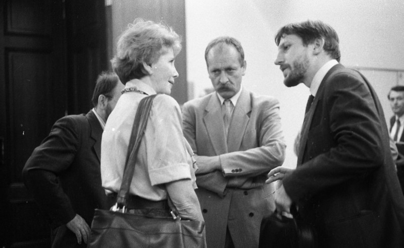 Dagmar Hochová - Poslanci Dagmar Burešová, Tadeusz Wantuła a Jiří Payne v kuloárech České národní rady, září 1991