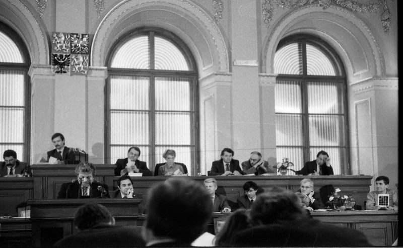 Dagmar Hochová - Předseda české vlády Petr Pithart při projevu v jednacím sále České národní rady, podzim 1991