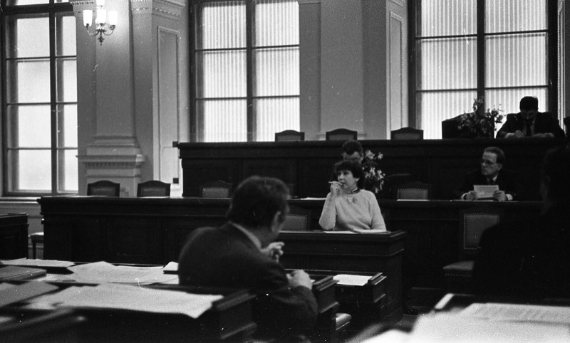Dagmar Hochová - Poslankyně Anna Röschová v lavici zpravodajů v jednacím sále České národní rady, jaro 1991