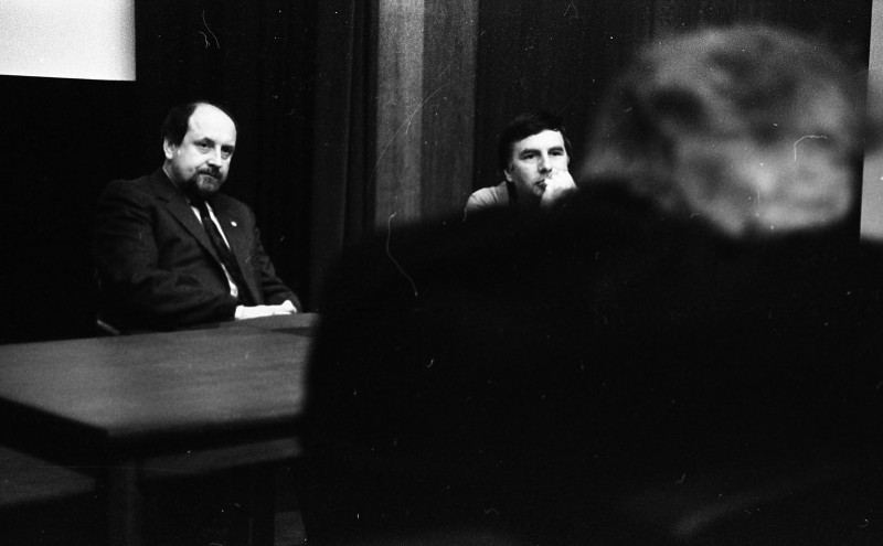 Dagmar Hochová - Poslanci Eduard Vacek a Rudolf Němeček při jednání klubu Občanské fórum-nezávislí v České národní radě, leden 1992