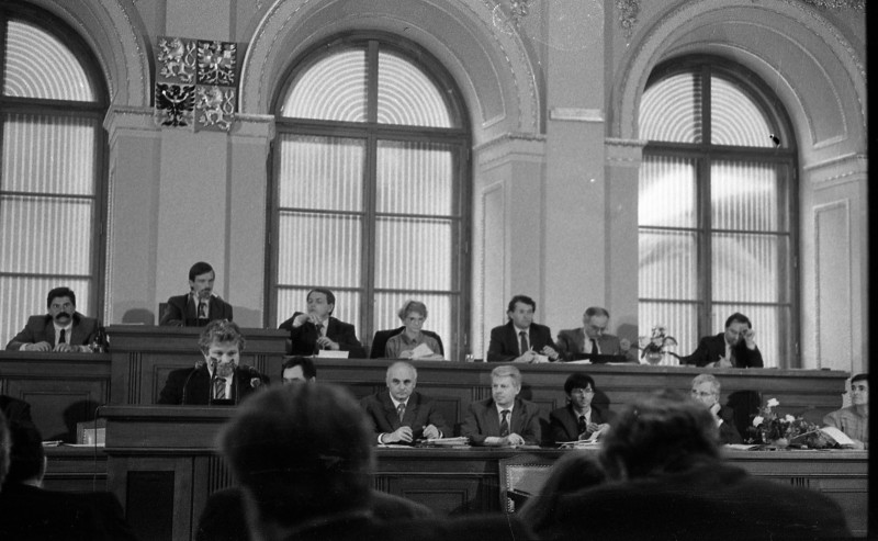 Dagmar Hochová - Předseda české vlády Petr Pithart při projevu v jednacím sále České národní rady, podzim 1991