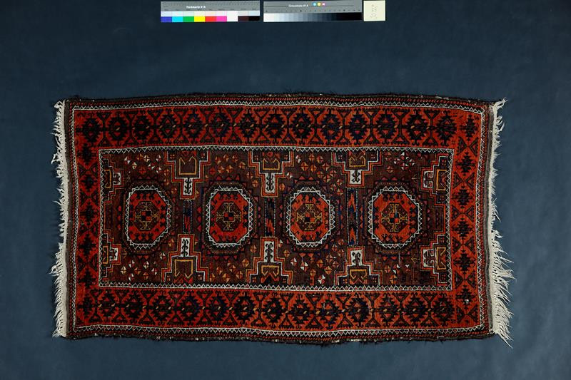 neurčený autor - koberec v balúčské tradici se salorskými medailony