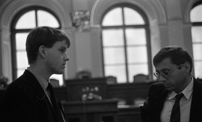 Dagmar Hochová - Poslanci Martin Bursík a Petr Pospíšil o přestávce jednání pléna České národní rady, září 1991