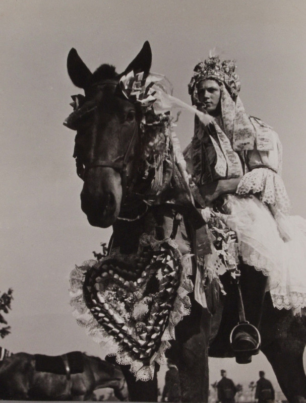 Grete Popper - Reiter als Frau angezogen bei eines Hochzeitsfest (Slovakei)