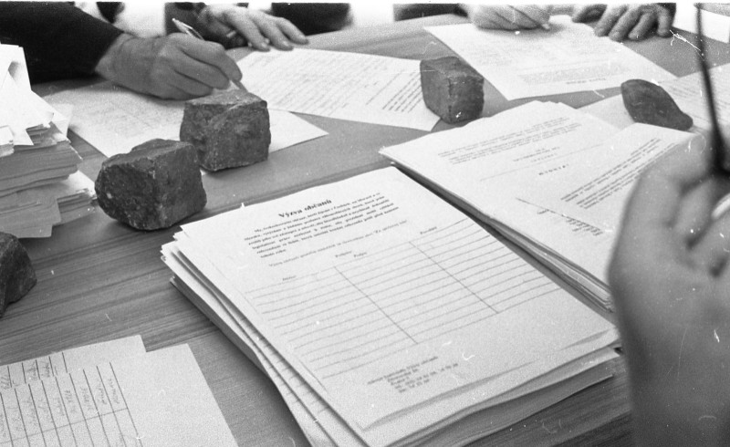Dagmar Hochová - Sběr podpisů pod petici Výzva občanů na podporu prezidenta Václava Havla v říjnu 1991 na Václavském náměstí