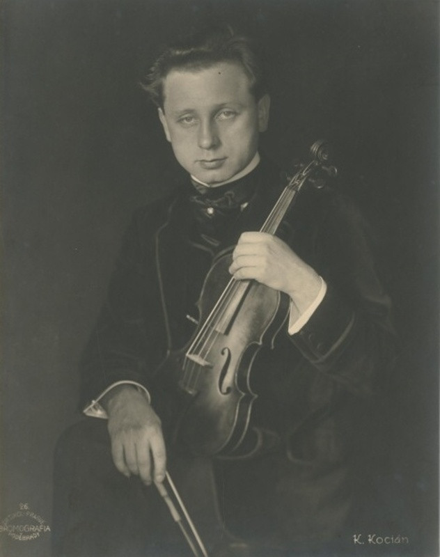 František Drtikol - Portrét houslisty K.Kociána (polopostava)