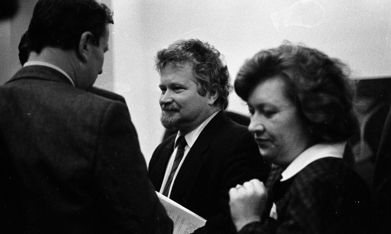 Dagmar Hochová - Předseda vlády Petr Pithart v předsálí České národní rady, jaro 1991