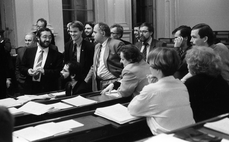 Dagmar Hochová - Poslanecký klub Občanského fóra v jednacím sále České národní rady, léto 1990