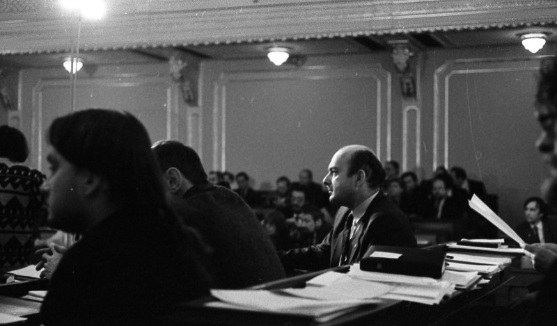 Dagmar Hochová - Poslanec Ivo Svoboda v jednacím sále České národní rady, únor 1991