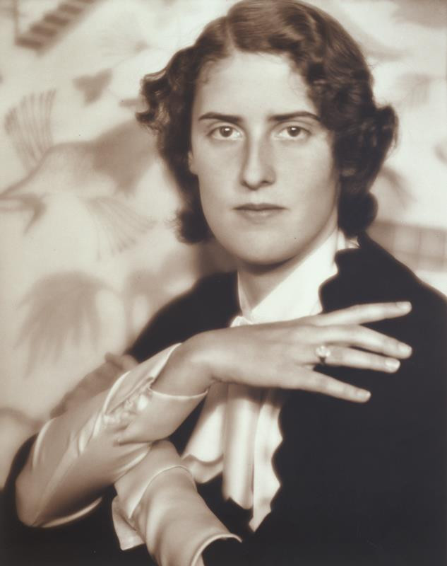 Franz Fiedler - Bez názvu (Portrét mladé ženy se zkříženýma rukama)