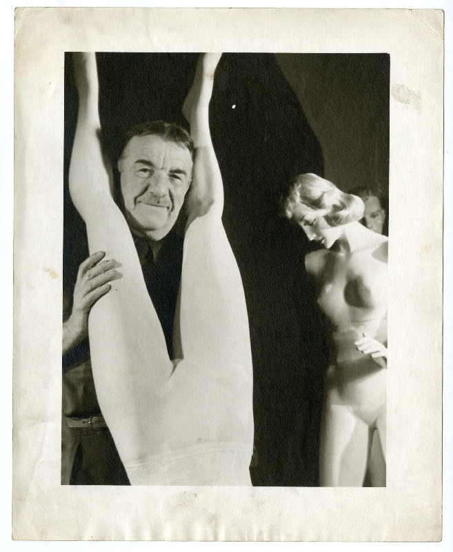 neurčený autor - Fernand Léger při natáčení části filmu H. Richtera Sny na prodej.