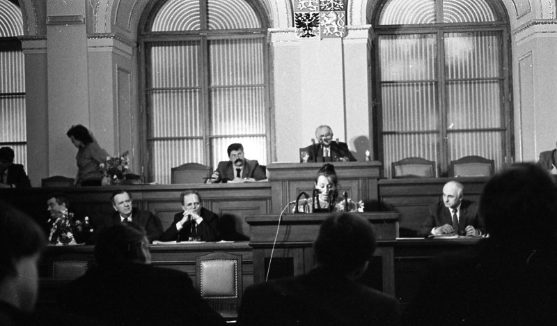 Dagmar Hochová - Poslankyně Ivana Janů při projevu v jednacím sále České národní rady, únor 1991