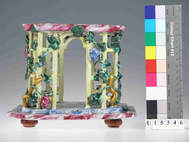 Holitscher Fayencemanufaktur - stolní ozdoba - plastika zahradní besídky