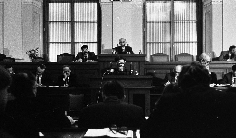 Dagmar Hochová - Poslankyně Helena Němcová při projevu v jednacím sále České národní rady, únor 1991
