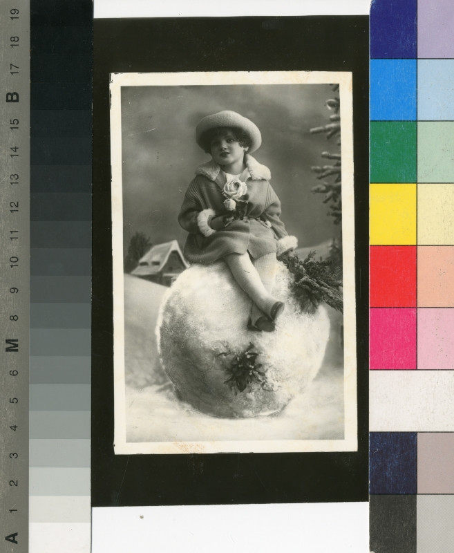 neurčený autor - děti: děvčátko sedící na velké sněhové kouli, drží jehl. větev a růži