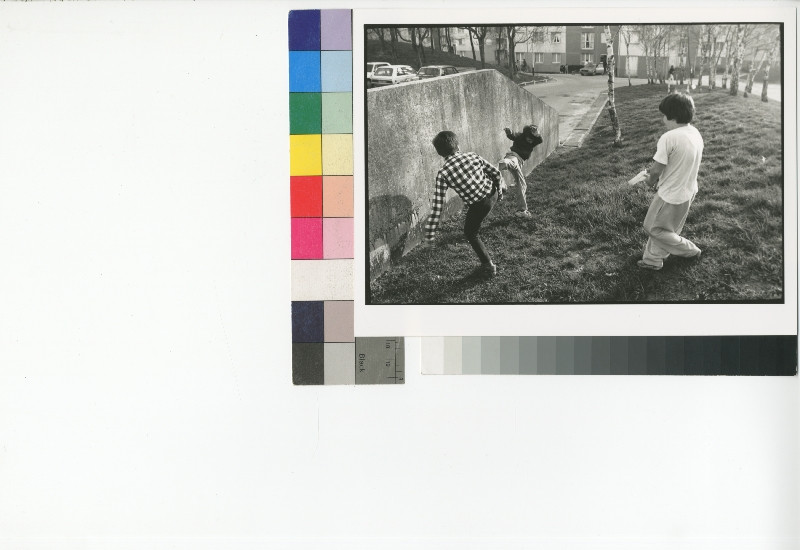 Jindřich Štreit - Bez názvu, Ze souboru Francie - 3 chlapci si hrají u betonové zdi na sídlišti