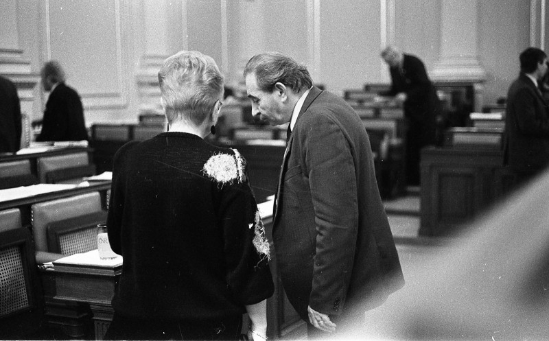 Dagmar Hochová - Poslanci Eva Kalousová a Václav Šplíchal v jednacím sále České národní rady, prosinec 1991